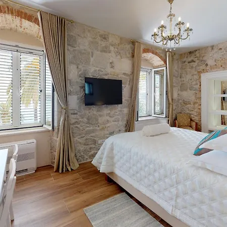 Chrysanta Apartment Split