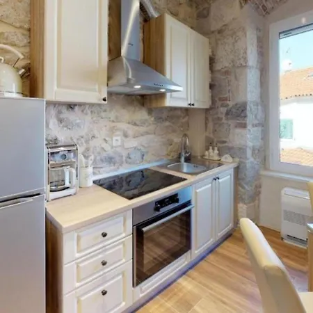 Chrysanta Apartment *
