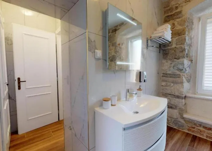 Chrysanta アパート *